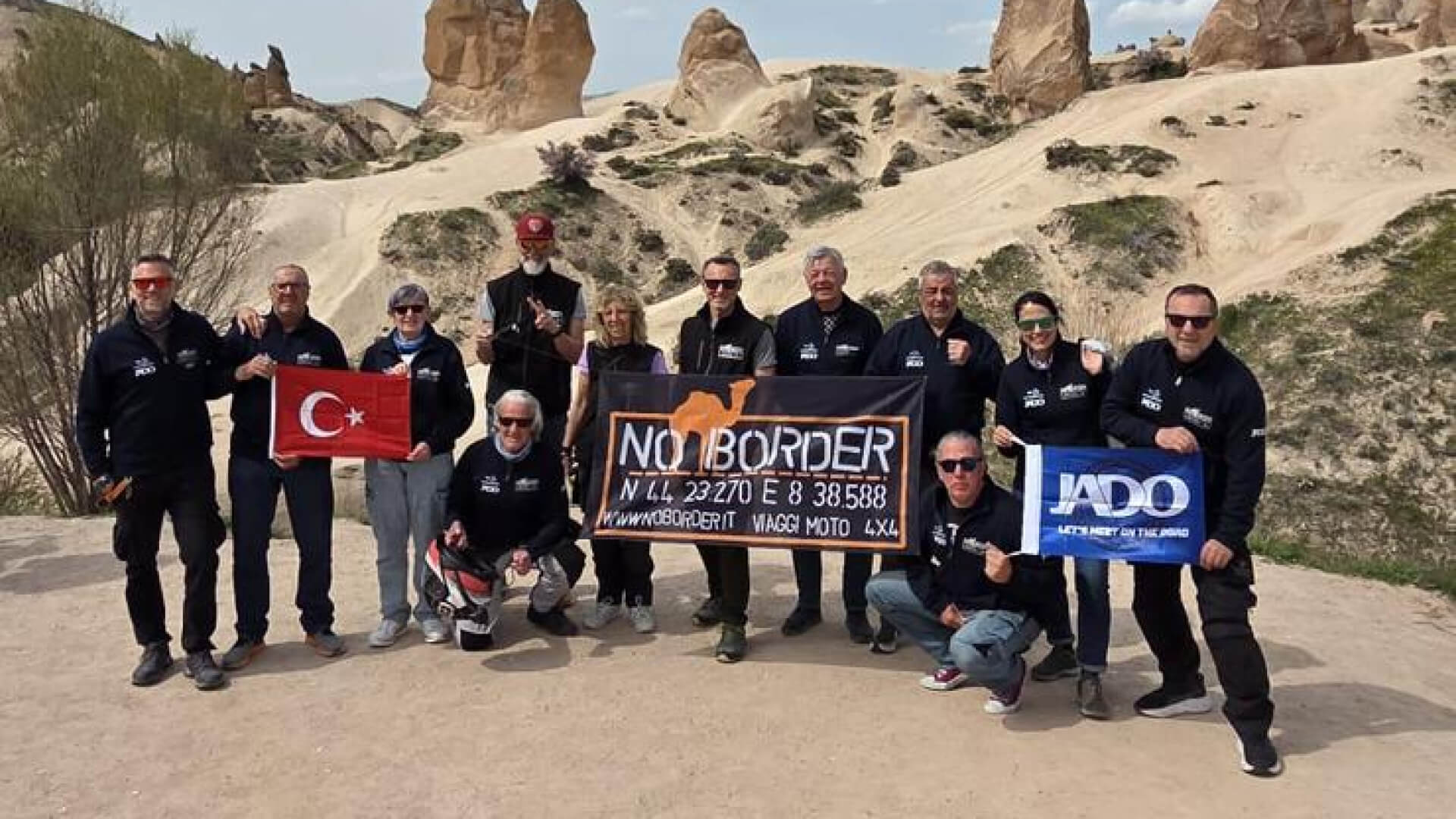 NoBorder Viaggi Moto 4x4 ekibi Kapadokya'da JADO bayrağıyla